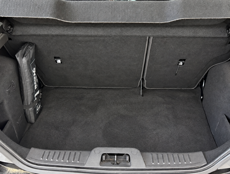 Bagageira de Carro Vazia e Organizada