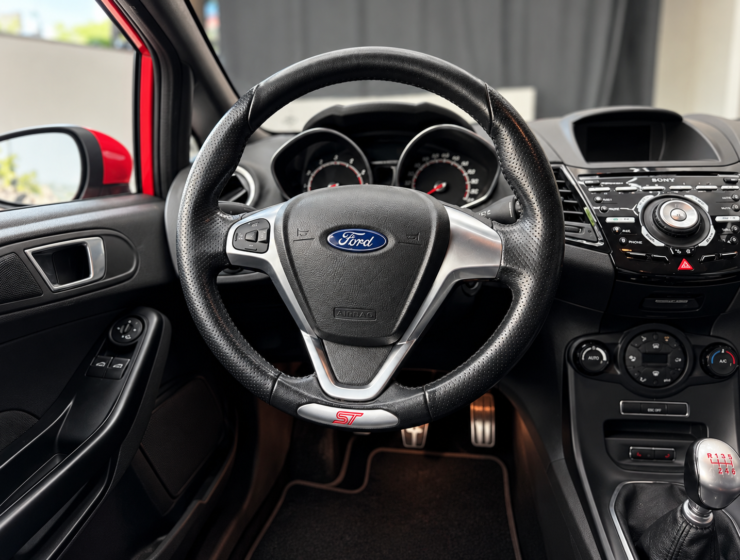 Cockpit Ford Fiesta ST em detalhe