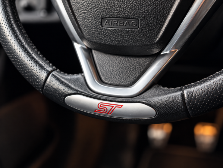Detalhe Premium do Volante Ford ST