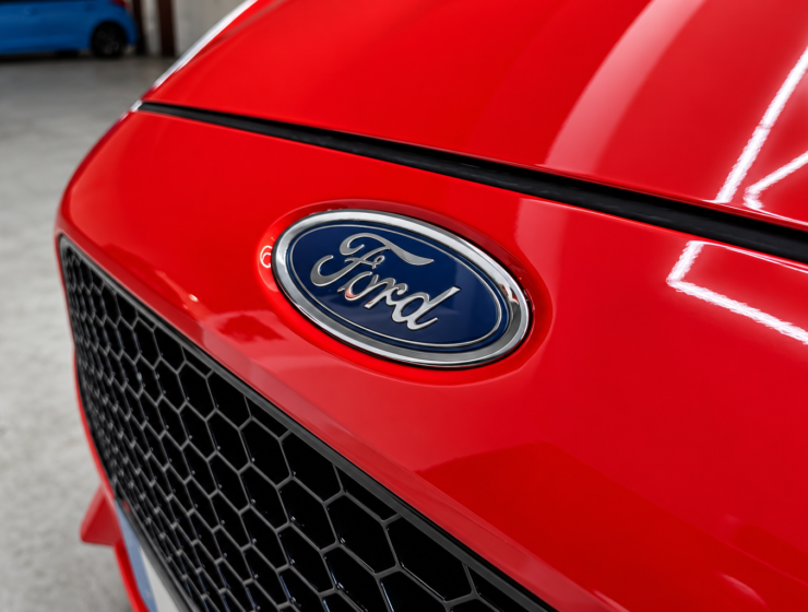 Emblema Ford em Brilho Vermelho
