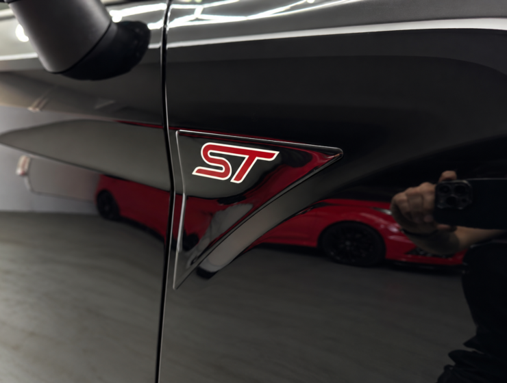 Emblema ST num Ford preto polido