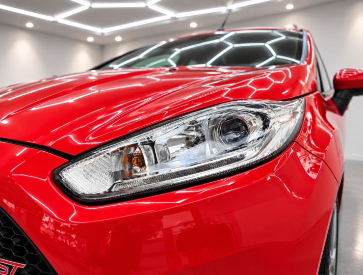 Farol LED de carro desportivo vermelho