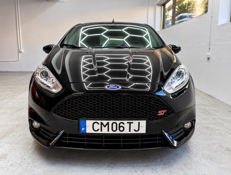Ford Fiesta ST Preto com Reflexos Hexagonais