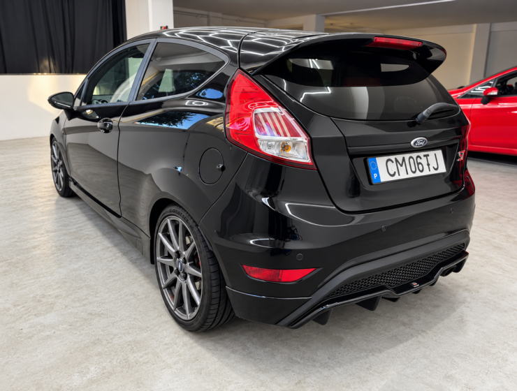 Ford Fiesta ST Preto no Showroom