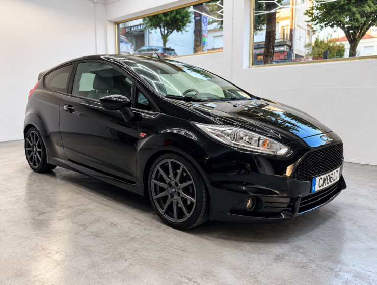 Ford Fiesta ST Preto num Showroom Moderno 1