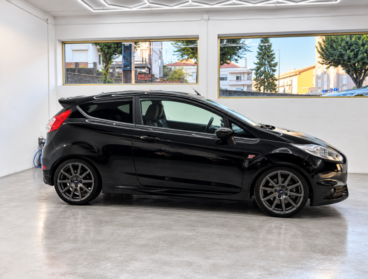 Ford Fiesta ST Preto num Showroom Moderno