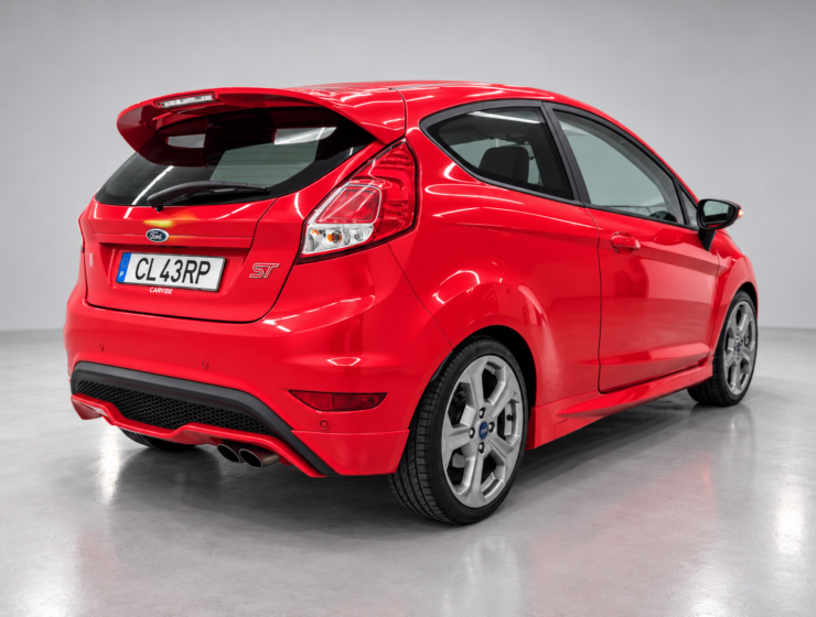 Ford Fiesta ST Vermelho em Estudio
