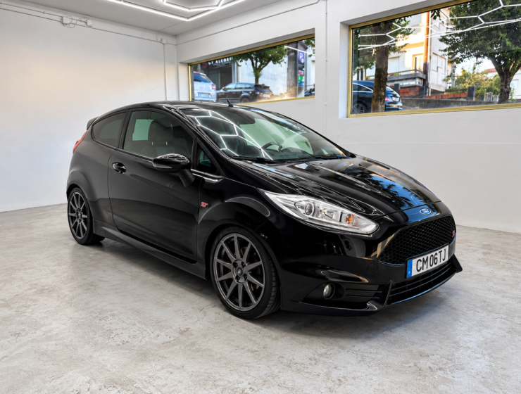 Ford Fiesta ST num showroom moderno