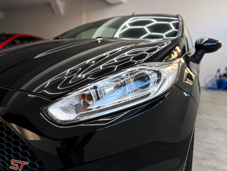 Ford Fiesta ST sob luz hexagonal 1