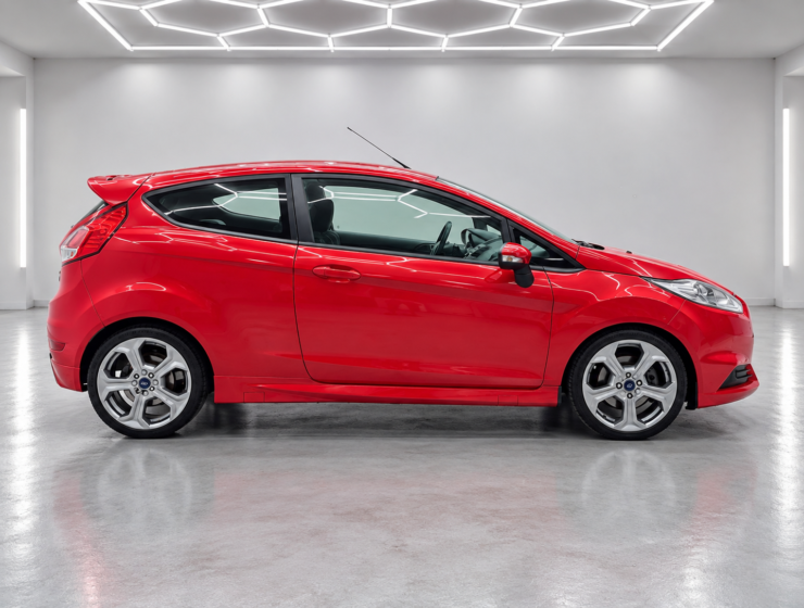Ford Fiesta vermelho num showroom moderno