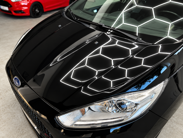 Ford Preto sob Luzes Hexagonais