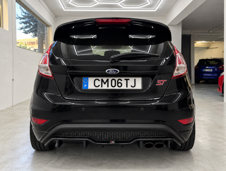 Ford ST Preto no Garagem Iluminada