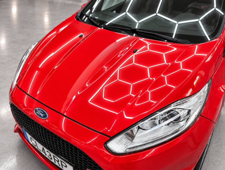 Ford Vermelho sob Luzes Geometricas