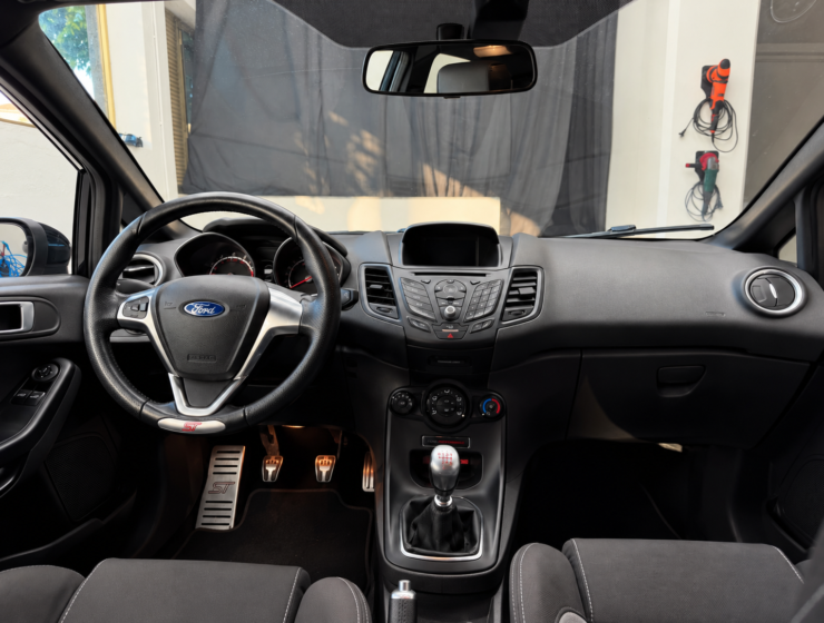 Interior Ford Fiesta ST com Estilo de Garagem