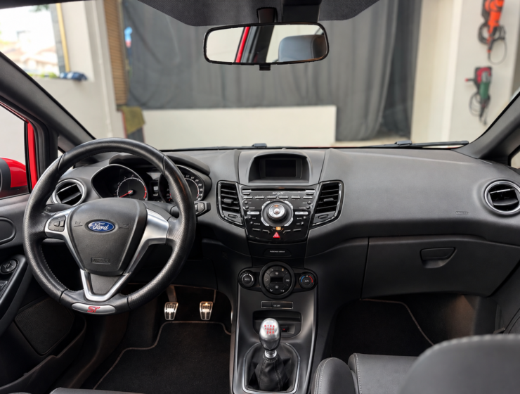 Interior Ford ST com detalhes realistas