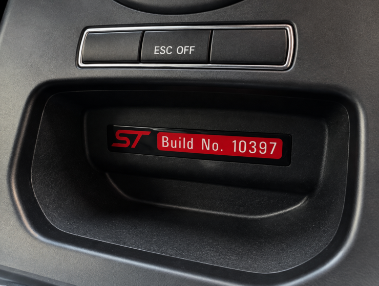 Interior automovel com emblema ST