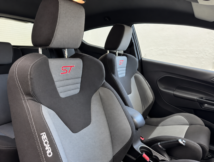 Interior desportivo com bancos Recaro ST