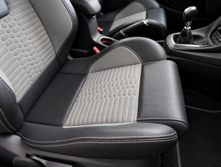 Interior desportivo com detalhes em cinzento
