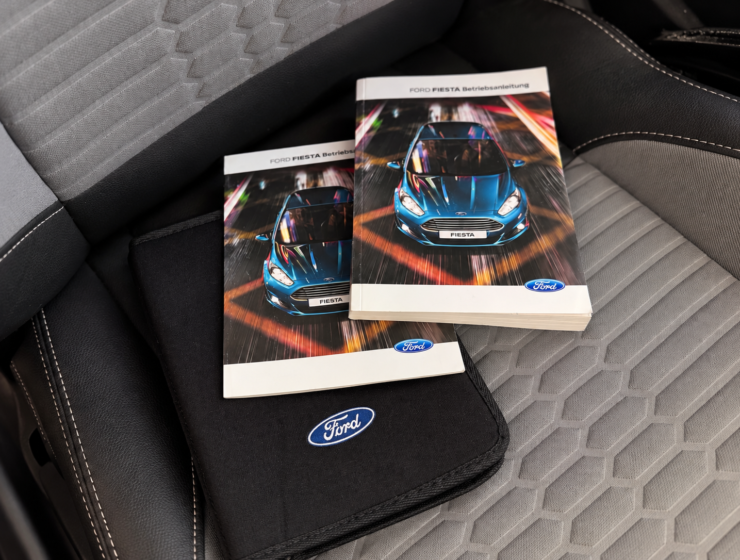 Manuais Ford Fiesta no banco do carro