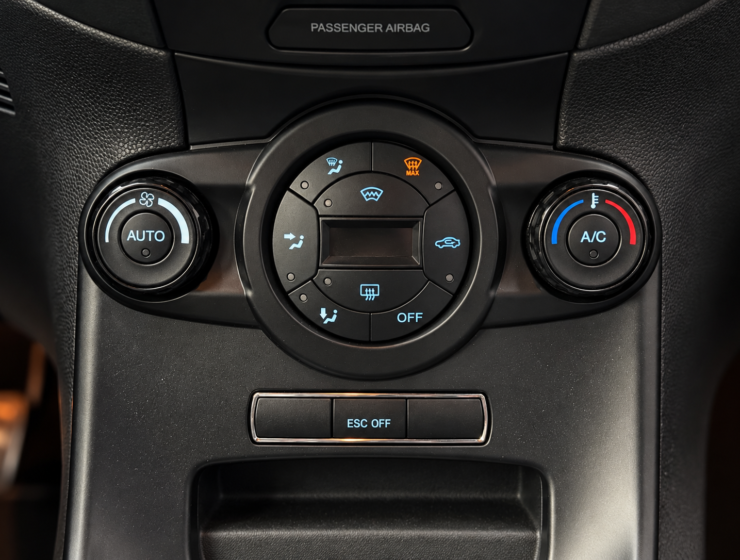 Painel de climatizacao automovel centrado