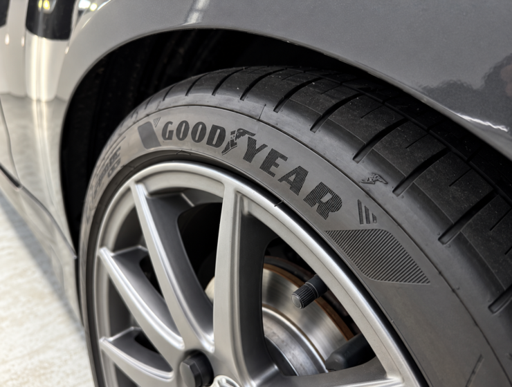 Pneu Goodyear em detalhe no garagem
