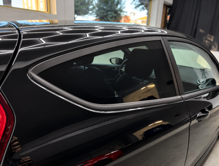 Reflexos Geometricos num Hatchback Preto