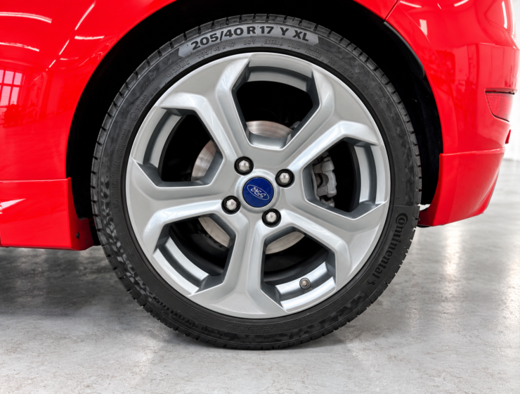 Roda Ford Azul em Carro Vermelho