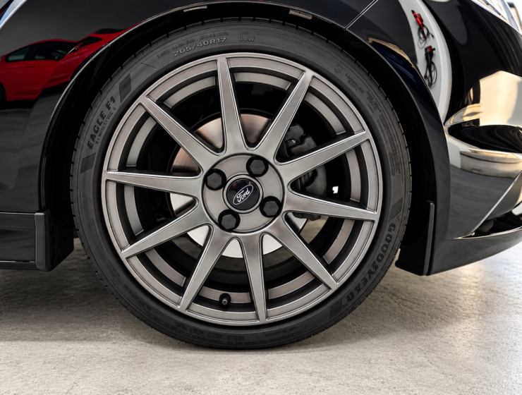 Roda Ford Desportiva em Preto Reflexivo 1