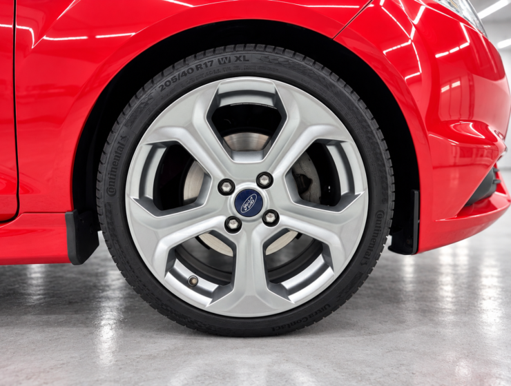 Roda Ford Vermelha em Detalhe