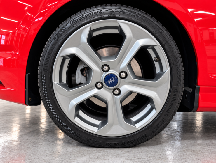 Roda Ford em destaque no arco vermelho