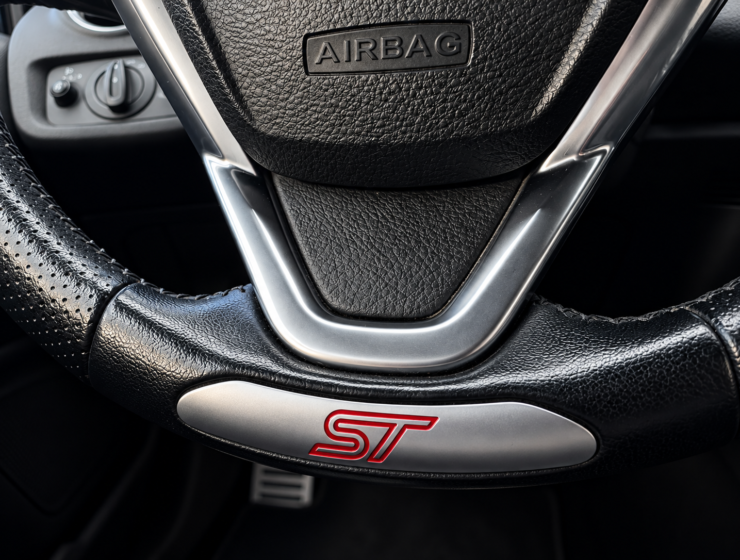 Volante desportivo Ford ST em detalhe